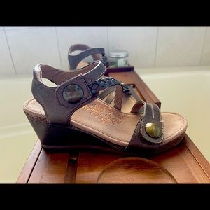 Aetrex Wedged Low Heals - Like New